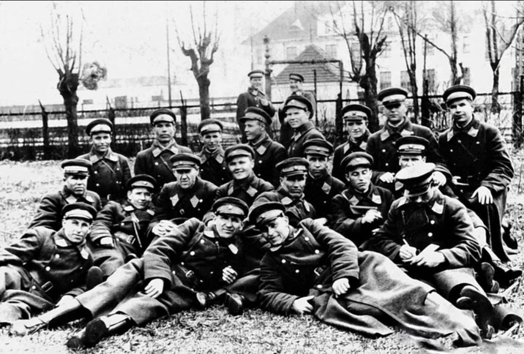 Группа милиционеров Брестского линейного отдела милиции (ЛОМ), весна 1941 года и до войны, когда они станут по-настоящему железными людьми, железными ментами, совсем уже ничего... 