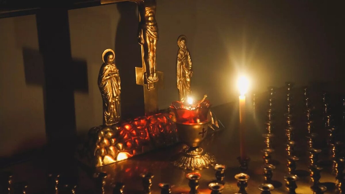 В этот день в церкви можно подавать заупокойные записки, а также заказать Сорокоуст по усопшему. Это означает, что священник будет совершать ежедневное молитвенное поминовение на протяжении 40 дней. Фото: 1MI