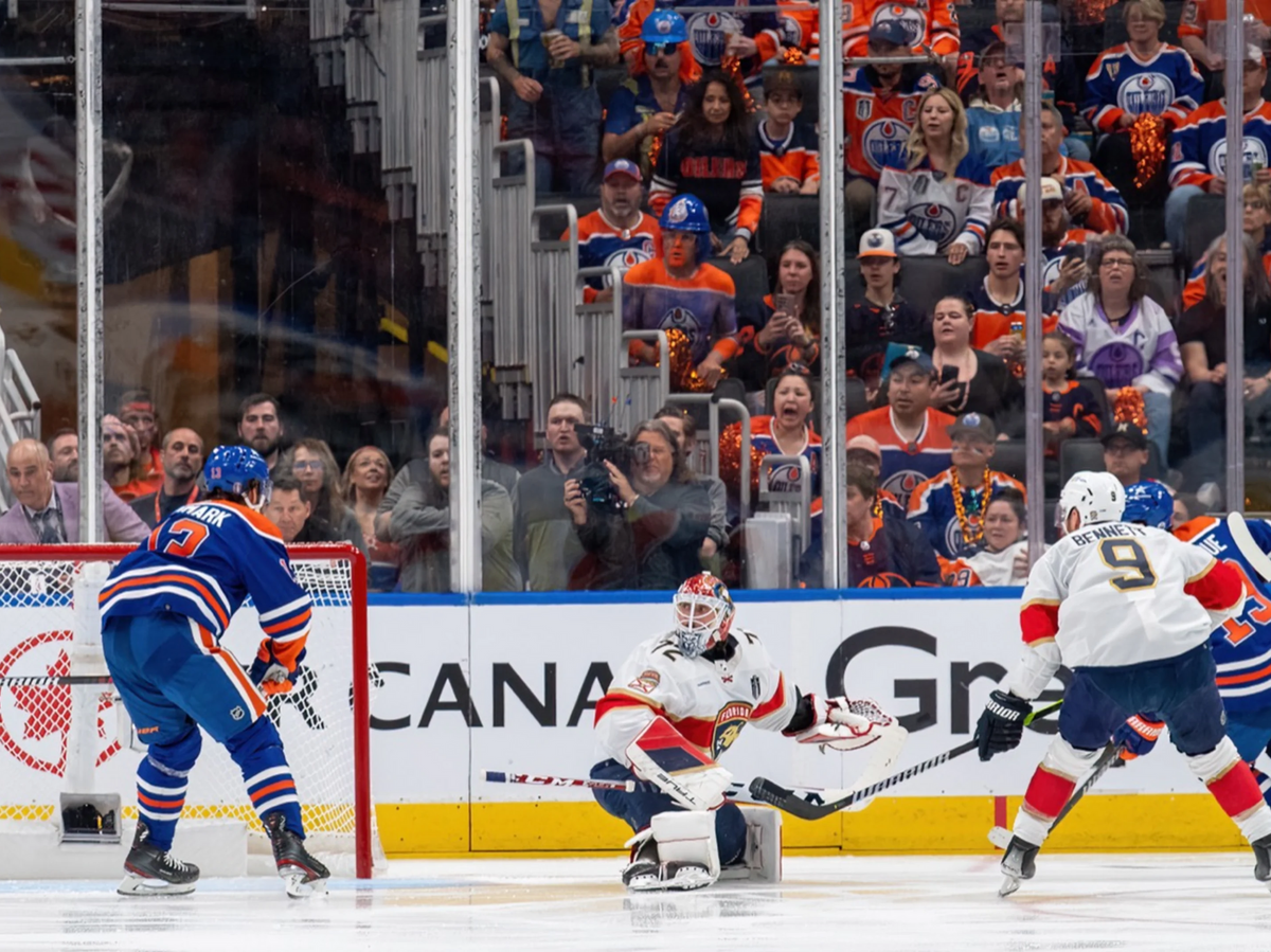    Голкипер "Флориды Пантерз" Сергей Бобровский (по центру)© Фото : nhl.com/oilers