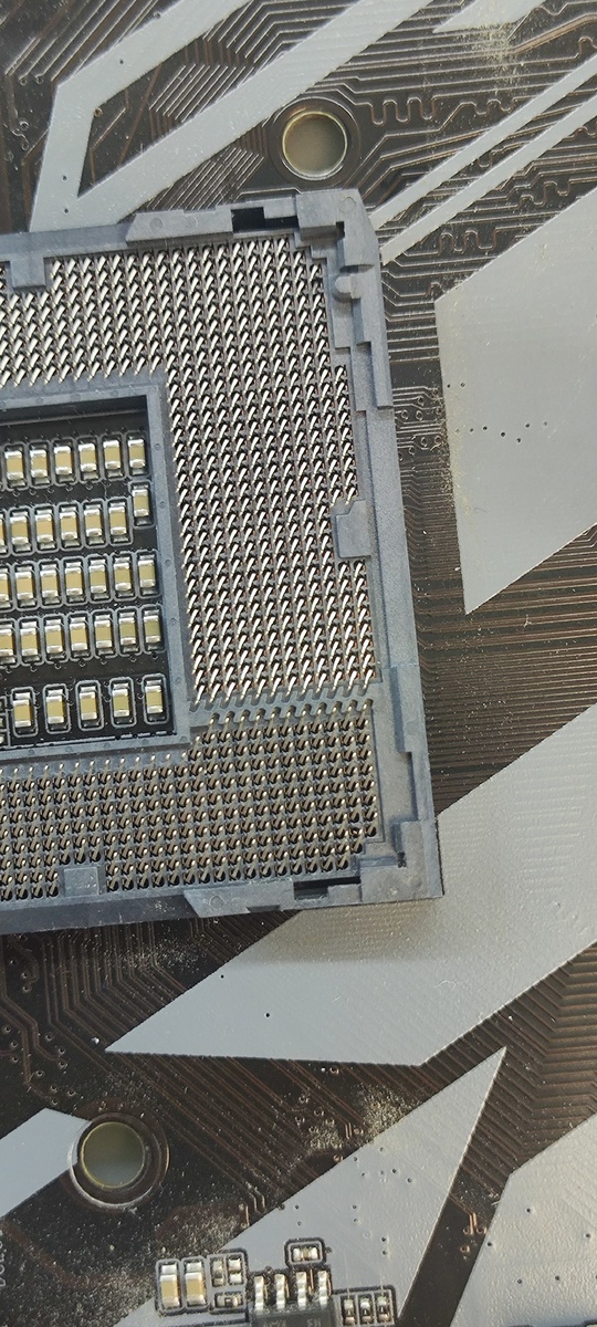 На фото видно две сломанные ножки, их нужно менять)