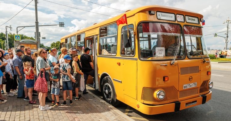 Ретротранспорт в Москве показывают регулярно, особенно любят олдмобили и парады трамваев, но обычно они более старые.