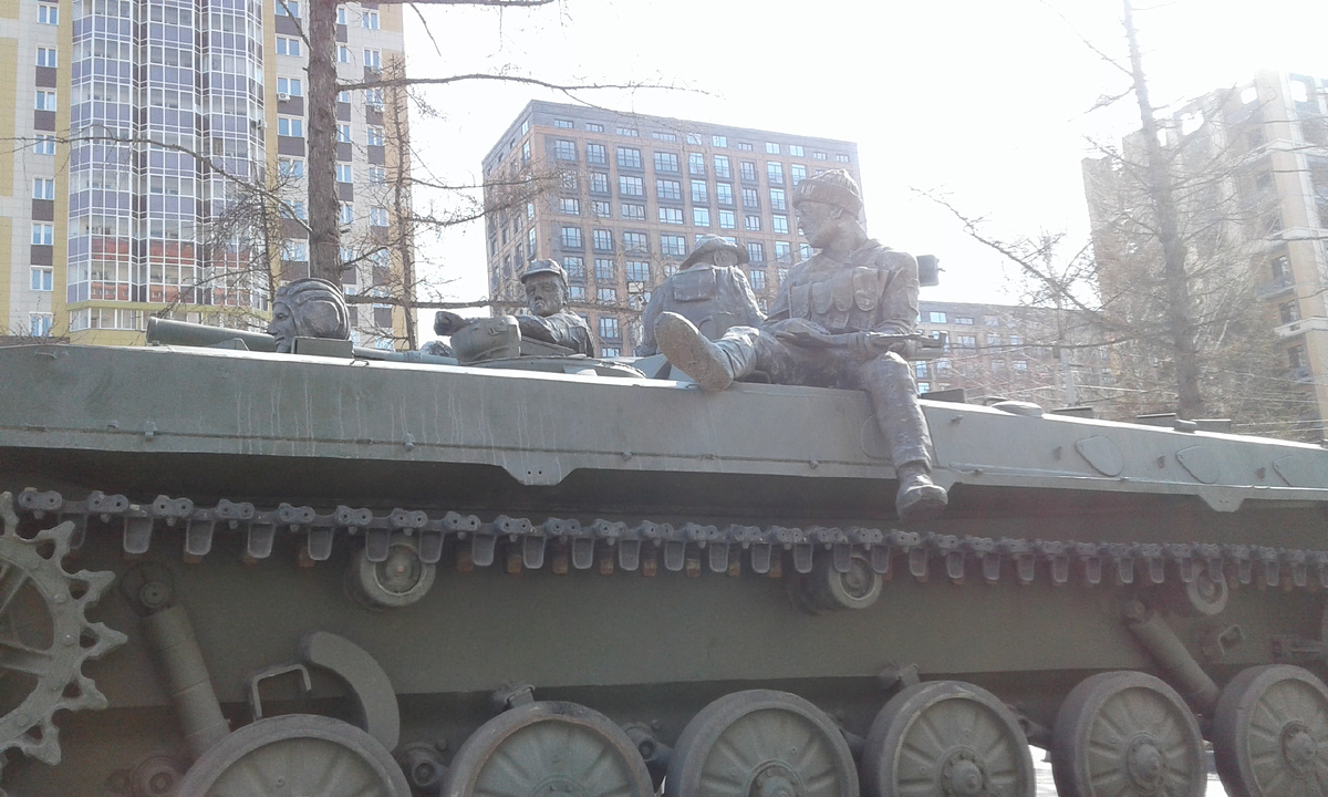 Памятник Воинам на Красном проспекте                                                    фото автора