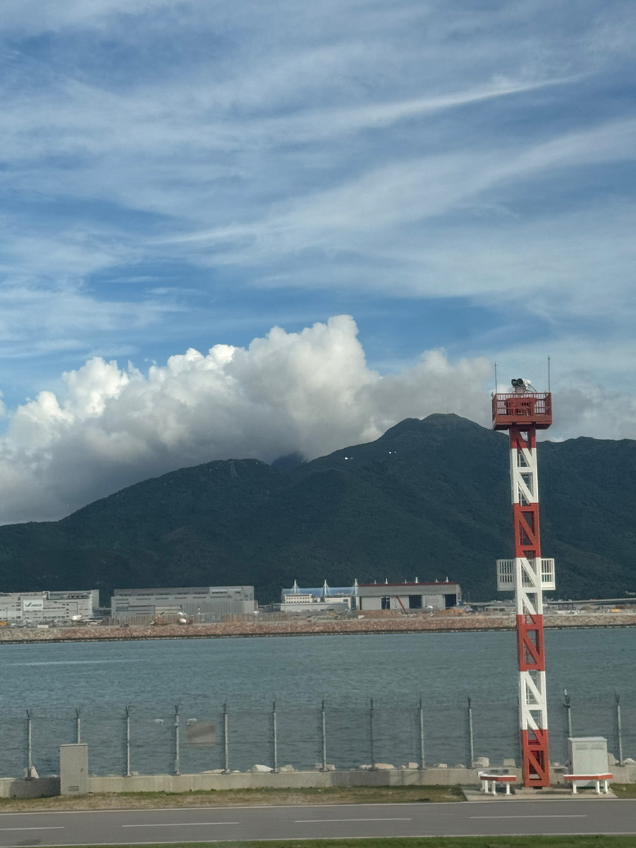 Вид из самолета при посадке в аэропорту Гонконга.