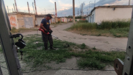 Влог: Скосили траву в огороде и за огородом.Триммер в помощь. Грядки в порядке.