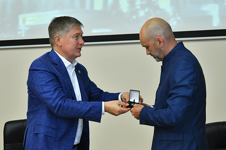    Экс-замминистра спорта России Азат Кадыров решил вернуться в Татарстан. И место ему нашлось — в министерстве имущественно-земельных отношений республики.   
Фото: prav.tatarstan.ru