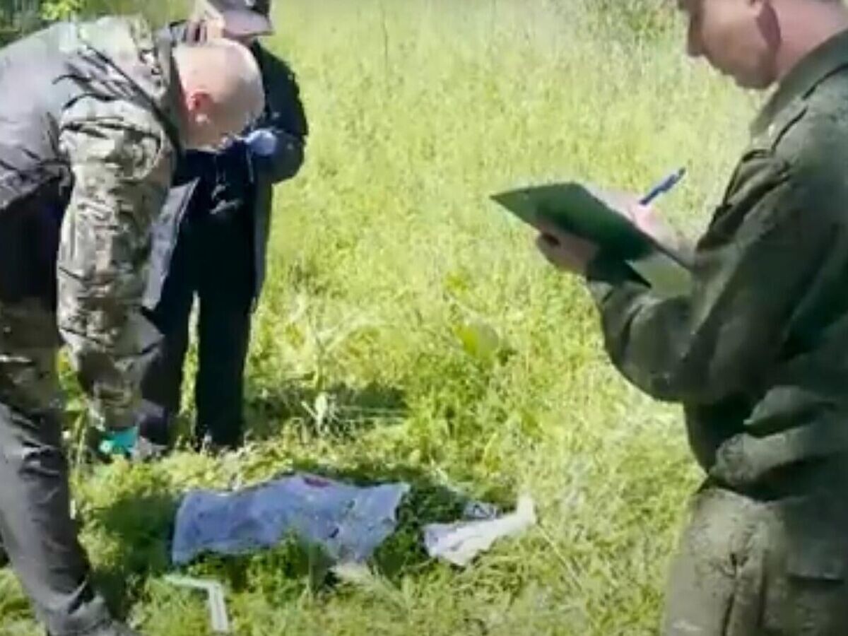    Следователи осматривают место убийства © Стоп-кадр с видеозаписи СУ СКР по Кемеровской области