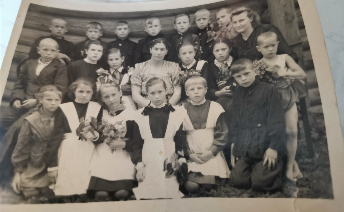 Мама в первом ряду вторая справа. 