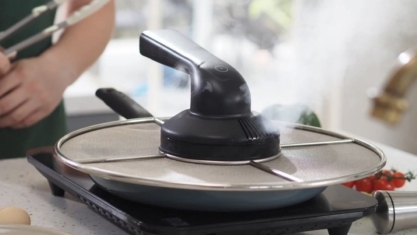 Познакомьтесь с Oilvent — первой в мире крышкой для сковородки со встроенной вытяжкой. С ее помощью ваша кухня больше не будет испачкана в масле.