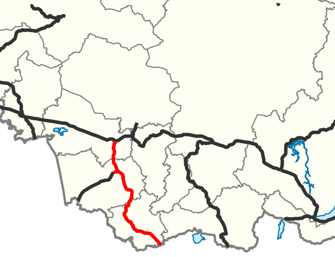 © Gajmar / Wikimedia Commons / CC BY-SA 4.0 (Красным — Р-256 «Чуйский тракт» Новосибирск – Бийск – Горно-Алтайск – государственная граница с Монголией. Параллельно ей, черным справа — Р-257 «Енисей» Красноярск – Абакан – Кызыл – Чадан – Хандагайты – государственная граница с Монголией)