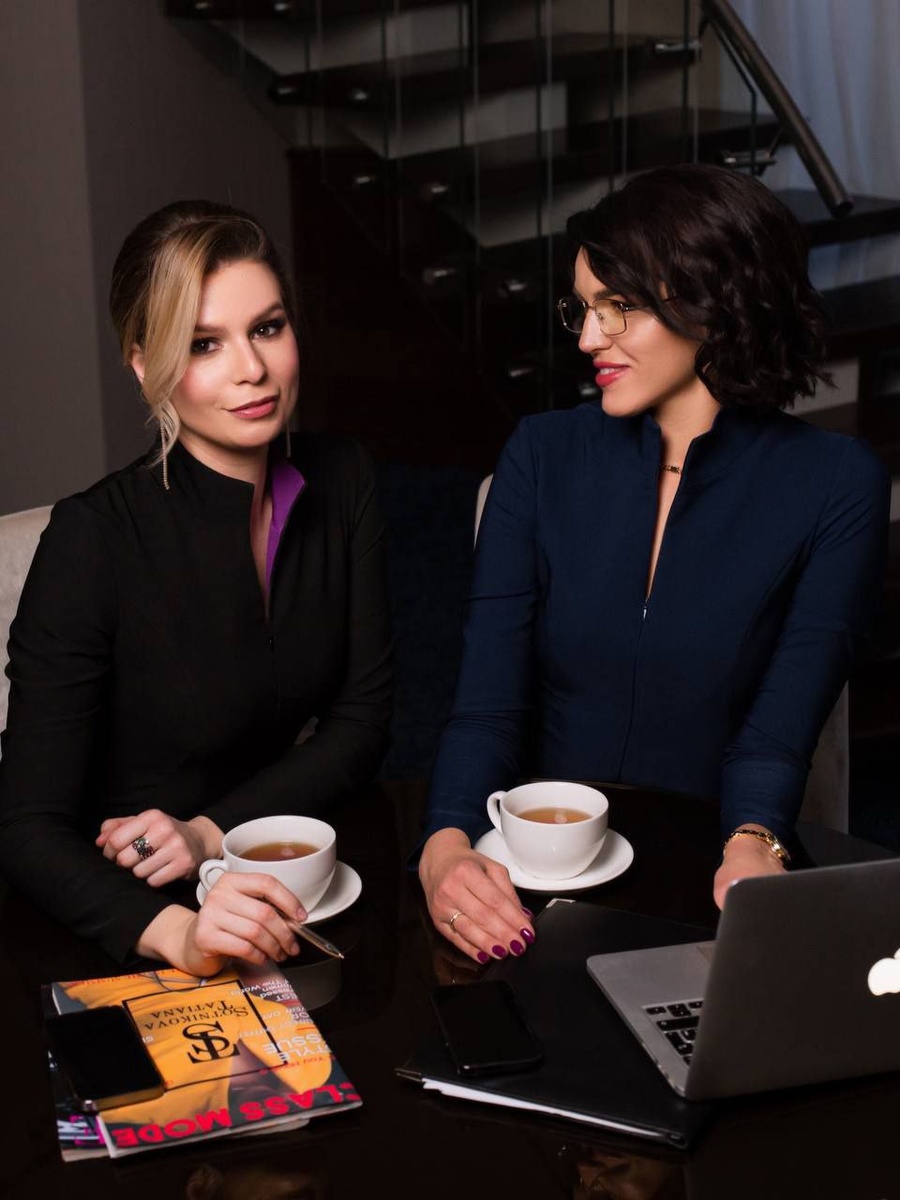 Первые предпосылки к возникновению этого платья находят в Древнем Египте, где женщины носили так называемые калазирисы из льняной ткани. Они прилегали к телу, но одновременно с этим движений не сковывали.Следующий заметный след – в 1950-х, платье-футляр стало набирать всё большую популярность, потому что на талии появились выточки, улучшающие общий силуэт. К концу 50-х на простое платье-футляр обратили свои взгляды массовые производители, оно получило возможность для широкого распространения.Но и в мире высокой моды ему нашлось местечко, особенно благодаря Юберу де Живанши и Кристобалю Баленсиага. Лаконичный фасон давал им возможность демонстрировать игру с роскошными тканями и вышивкой.Традиционно платье-футляр шили с прямой юбкой до колена или середины икры, так чтобы ничего не мешало в движении. Рукава отсутствовали. Талию ничем не подчеркивали (никаких поясов, резинок и пр.).