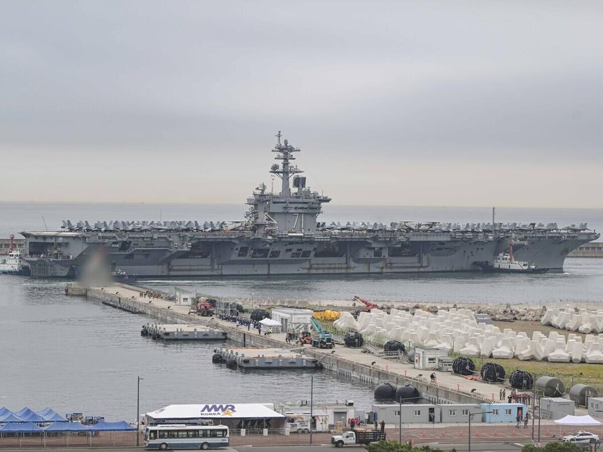    Атомный авианосец USS Theodore Roosevelt во время прибытия в южнокорейский порт Пусан© Фото : United States Navy