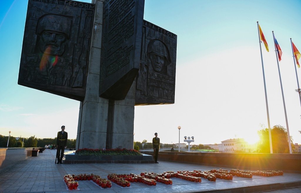 22 июня в 4 утра возле обелиска Победы в Твери прошла патриотическая акция «Свеча Памяти»