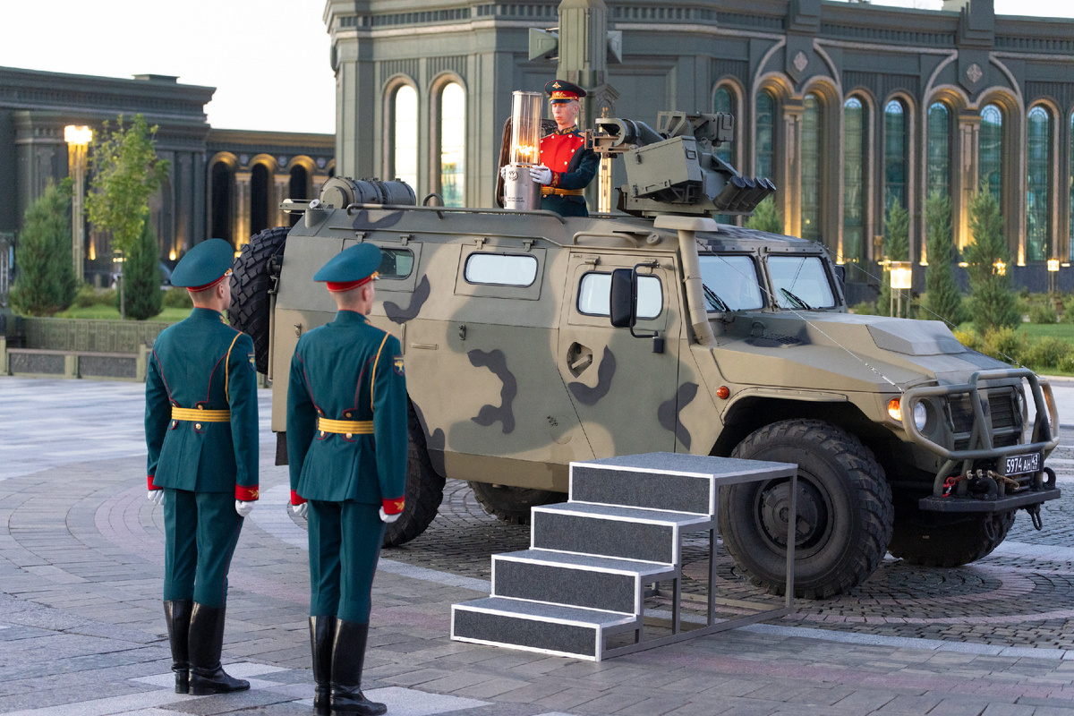 В День памяти и скорби у стен Главного храма Вооруженных Сил Российской Федерации зажгли 1418 свечей с пламенем от Вечного огня Пискарёвского мемориального кладбища Санкт-Петербурга.-2