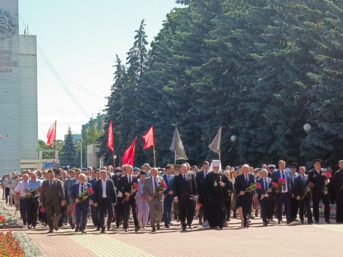    В Курске возложили цветы к мемориалу "Павшим в годы Великой Отечественной войны"
