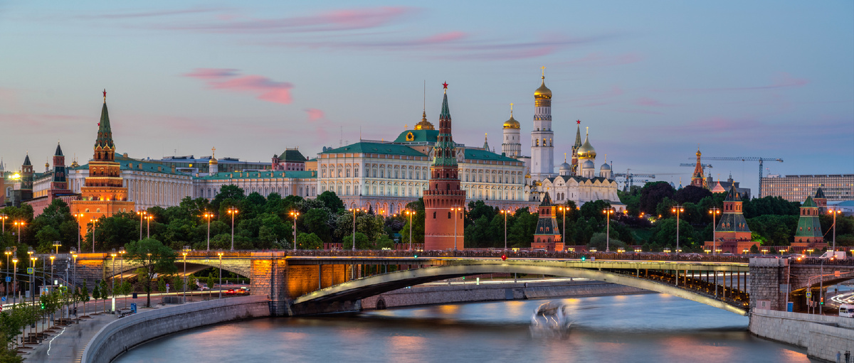 <a href="https://ru.freepik.com/free-photo/moskva-reka-s-dlinnoi-vyderzkoi-vozle-kremla-vecerom-v-moskve-rossia_13901645.htm#fromView=search&page=1&position=0&uuid=d2042c26-611c-4635-82af-5709e92946f1">Изображение от wirestock на Freepik</a>