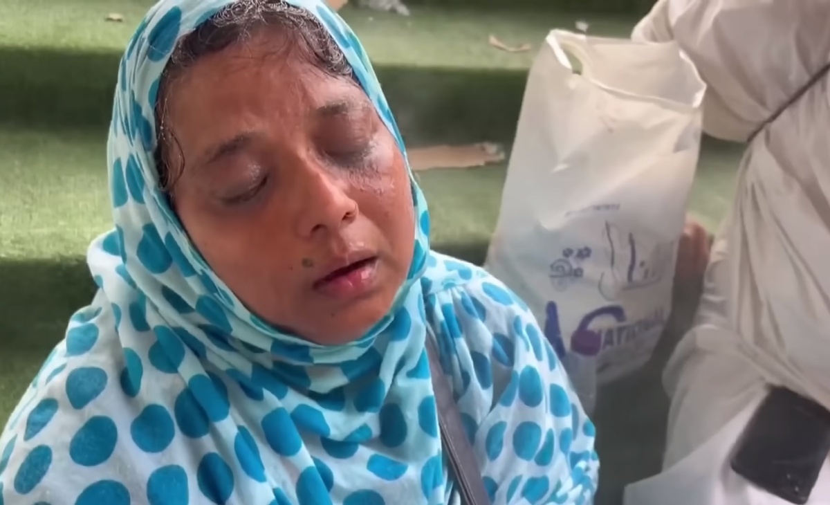 Мусульманку обливают водой в Мекке из-за жары