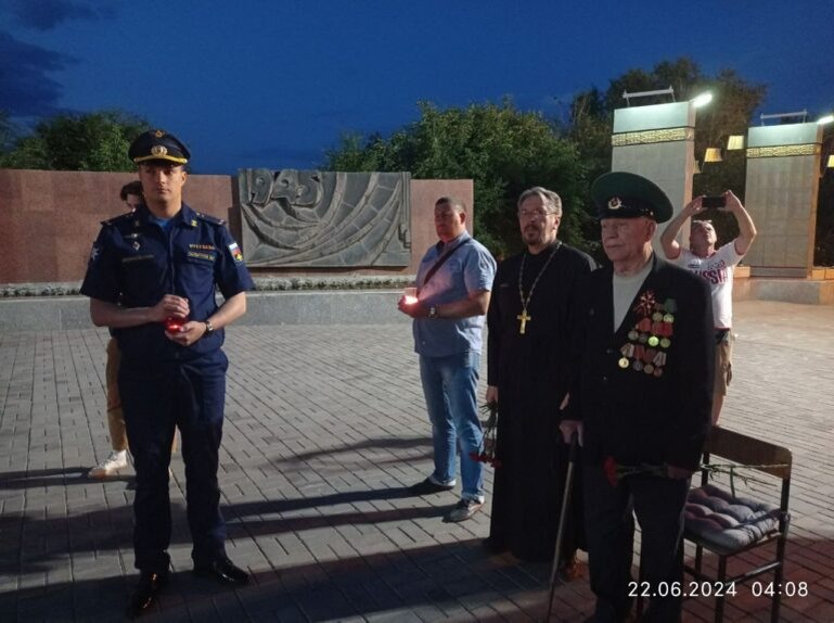    В Оренбурге в 4 утра у Вечного огня прошла акция «Свеча памяти» Кристина Просвиркина