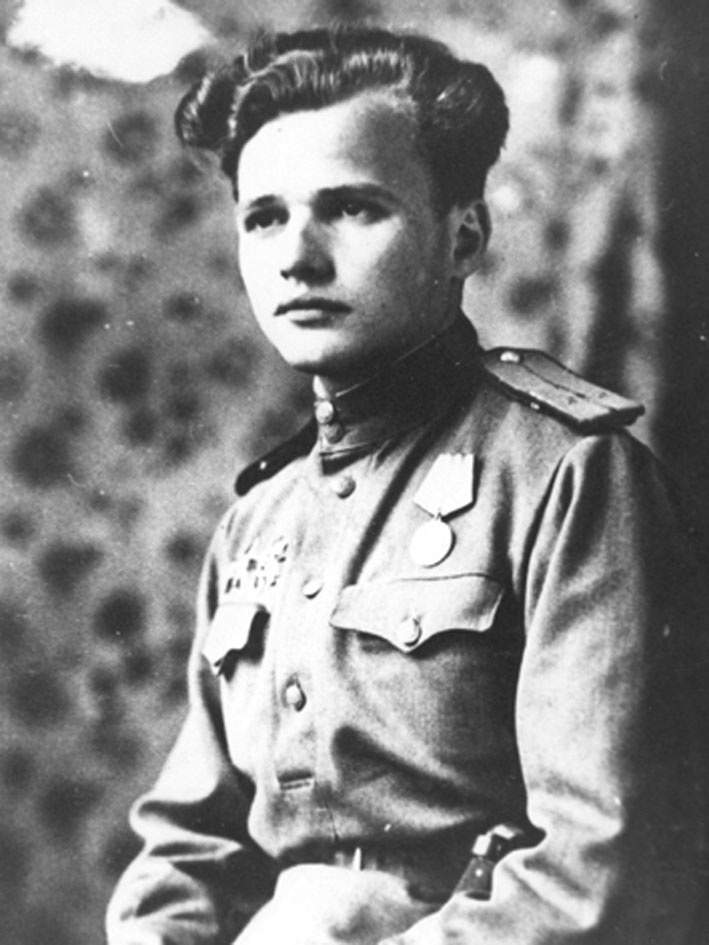 Ю. А. Власов – первокурсник географического факультета Молотовского (Пермского) государственного педагогического института (Фото предоставлено ученицей Ю. А. Власова М. Н. Карелиной)