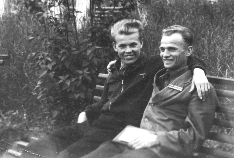 Юрий Власов и Павел Касьянов (примерно 1947). (Фото предоставлено ученицей Ю. А. Власова М. Н. Карелиной)