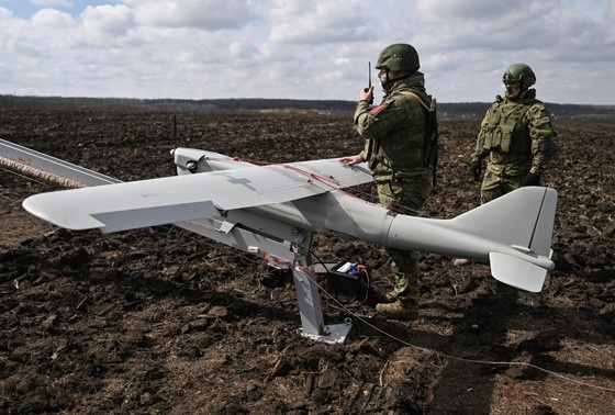    Операторы БПЛА группировки войск «Центр» готовят к запуску беспилотный летательный аппарат (БПЛА) «Орлан-30»