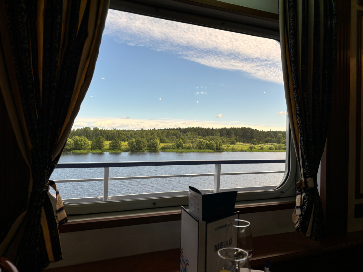 Фото автора. Столовая на танкере была внизу. Людно, шумно, душно. Пищу принимали быстро и на работе - не до эстетики 