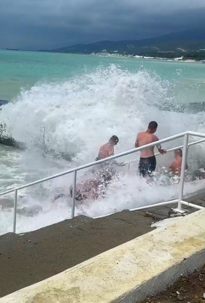 На фото видно, когда в непогоду и сильнейший шторм, отдыхающие сами целенаправленно лезут в воду, когда купание запрещено