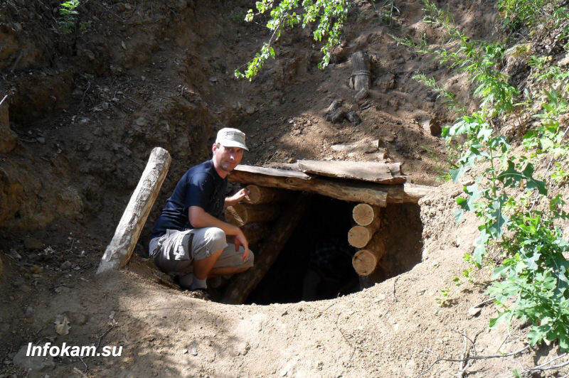    Леонид Смелов у входа в пещеру