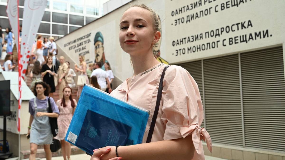   Абитуриент Дарья Фирсина пришла в столичный вуз, чтобы подать документы для поступления / Фото: Алексей Орлов / Вечерняя Москва