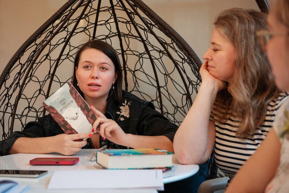 Встреча Книжного клуба Натальи Ломыкиной (ibrabookclub.ru), фото Евгении Кулиш (@booklogbook)