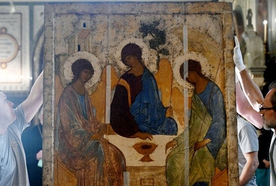    Сотрудники компании «АРТ-Курьер» готовят к транспортировке икону «Святая Троица» Андрея Рублева