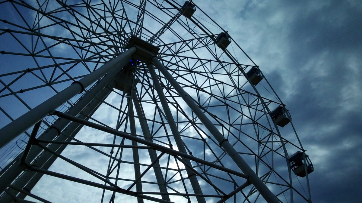 Колесо обозрения высотой с 15-этажный дом