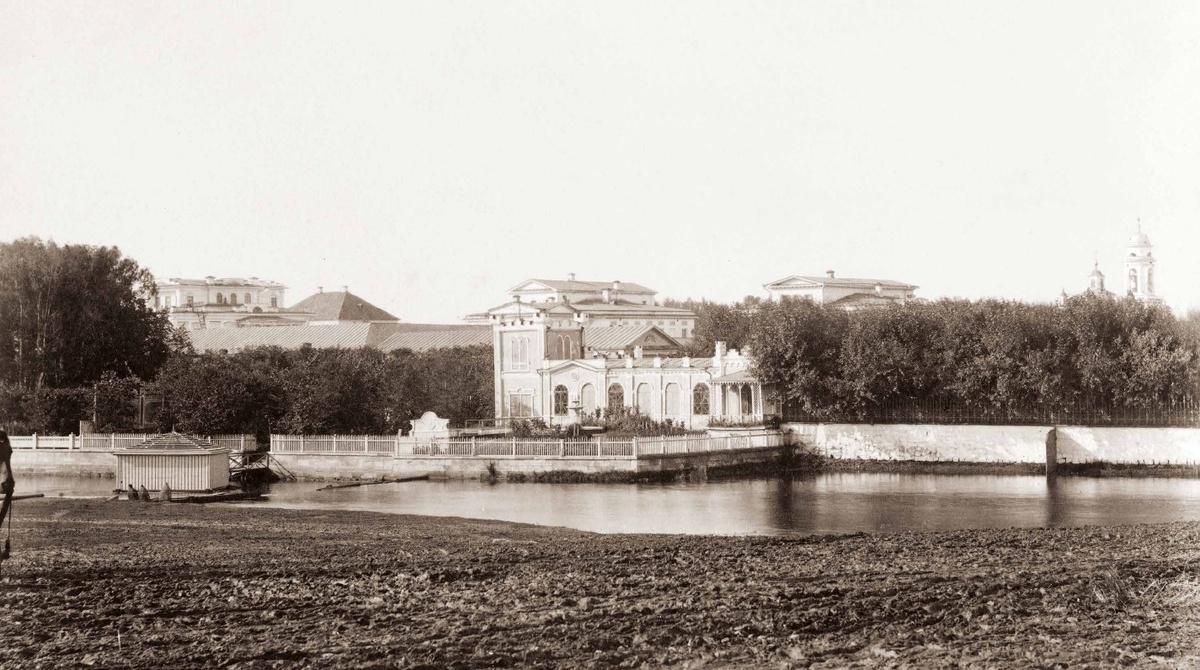 Усадьба М.А. Нурова со стороны Царского моста, 1880-1890 гг. Автор фото: В.Л. Метенков