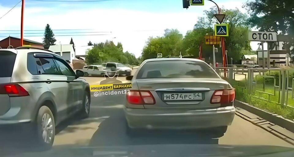    Момент ДТП. Источник: кадр видео, t.me/incident22. Улучшено с помощью ИИ