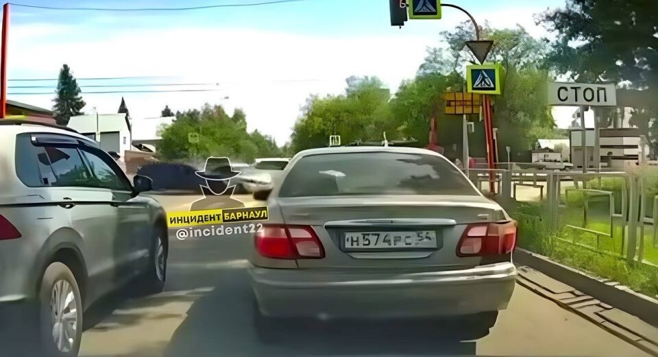    Момент ДТП. Источник: кадр видео, t.me/incident22. Улучшено с помощью ИИ