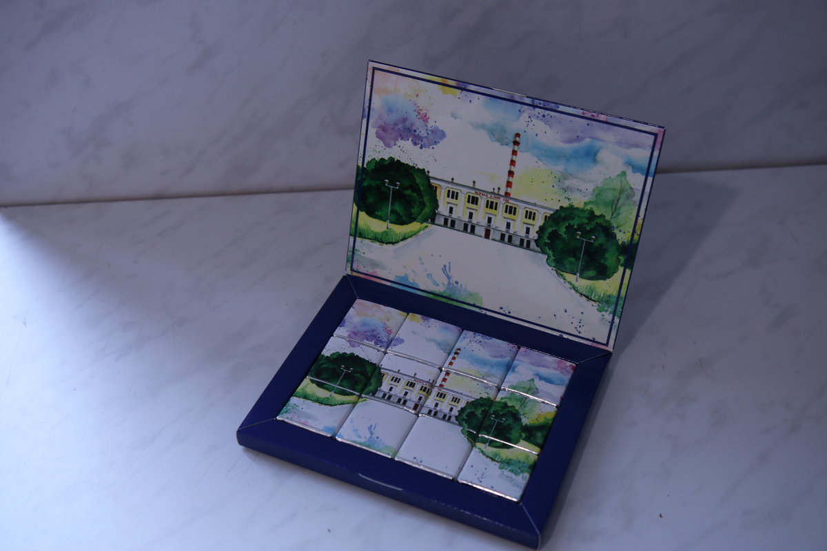 Сувенирные шоколадки от Физико-энергетического института с акварельным зданием первой АЭС