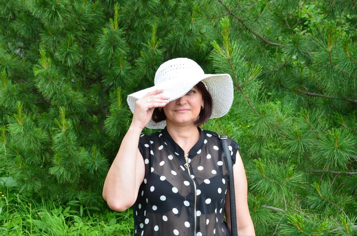 Шляпа из рафии, связана крючком.