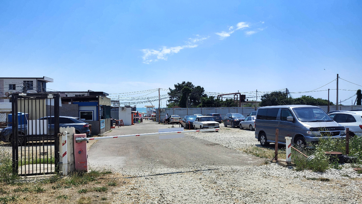 Вот там за автостоянкой пляж и море
