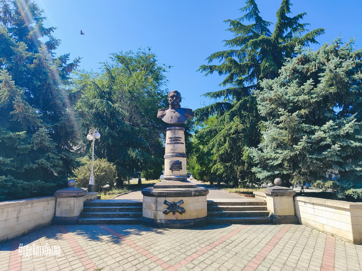 Памятник вице - адмиралу Соковнину в Феодосии 