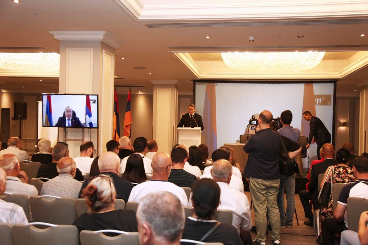21 июня в Ереване состоялся учредительный съезд партии «Всеармянский фронт». В ходе съезда выступили Хачик Асрян, Гаяне Апинян, Наира Геворкян.