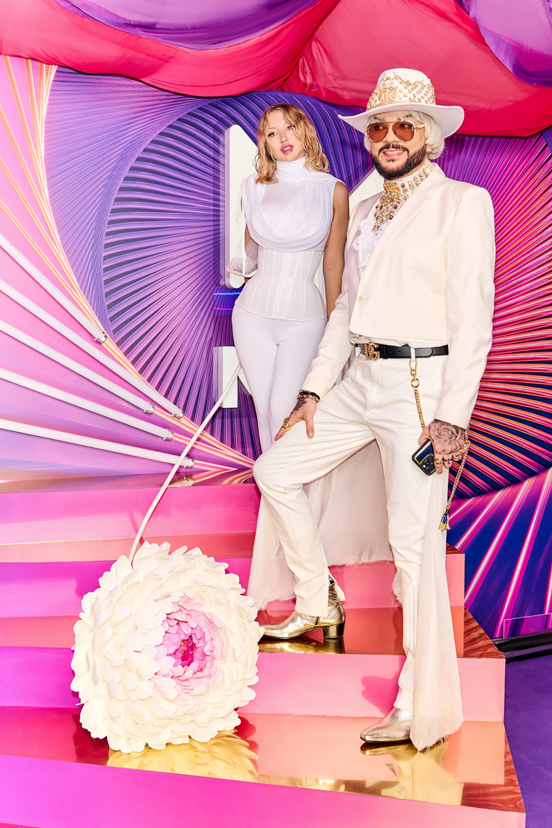 Кобвой в белом с добычей