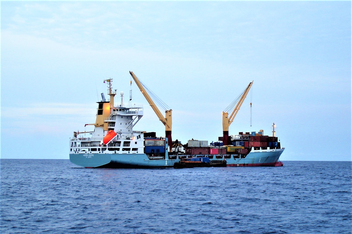 2. т/х "Херм Кипе" на рейдовой выгрузке у острова Сан-Томе