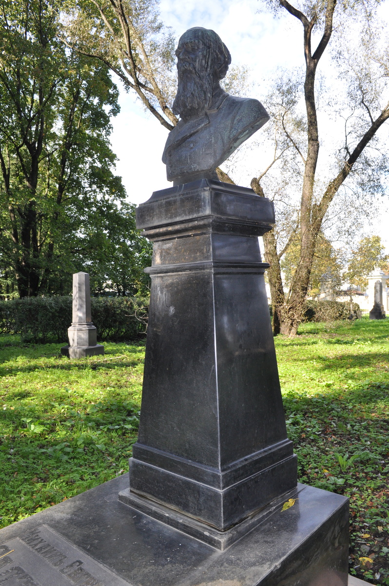 Памятник на новой могиле Михаила Евграфовича Салтыкова-Щедрина