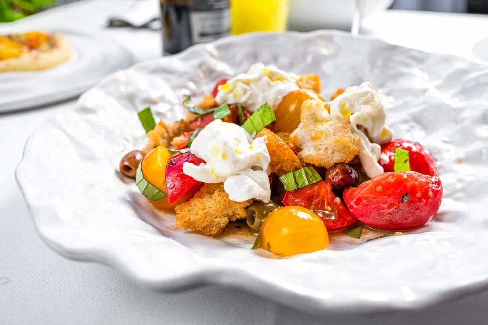 Панцанелла со страчателлой в ресторане FIGO