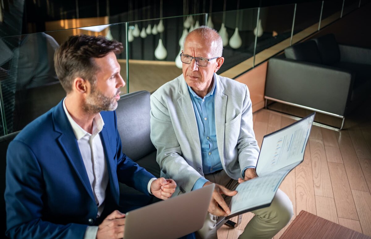 Автор Изображения Лешек Гласнер https://www.shutterstock.com/image-photo/businessman-using-laptop-discuss-information-older-1558527305