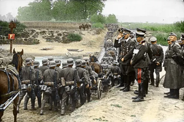 Адольф Гитлер напутствует солдат, идущих на Восток в Польше. июнь 1941 года. 
