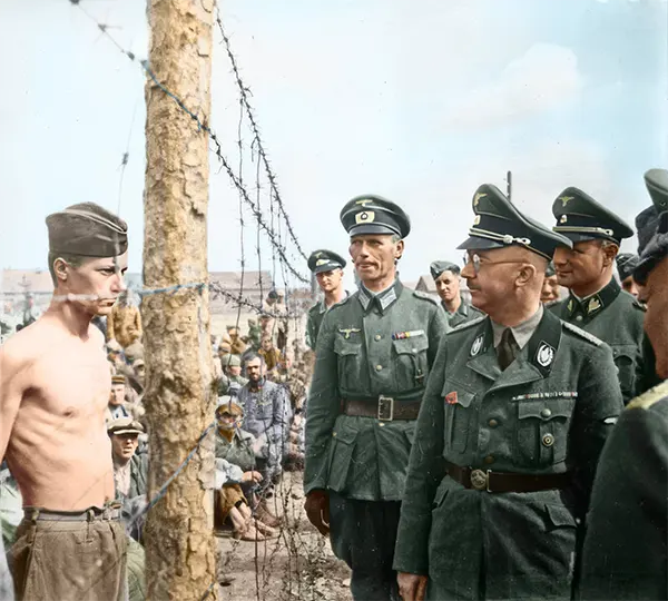 Гиммлер, глава СС, встречается взглядом с пленным солдатом СССР в июле 1941 года. 