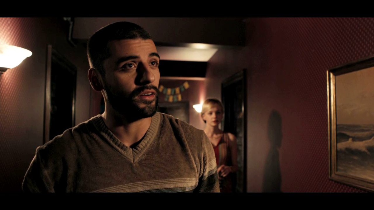 Момент из драмы "Драйв": возвращение Стандарта Гэбриэла (Айзек) из тюрьмы; его жена Айрин (Маллиган) на втором плане