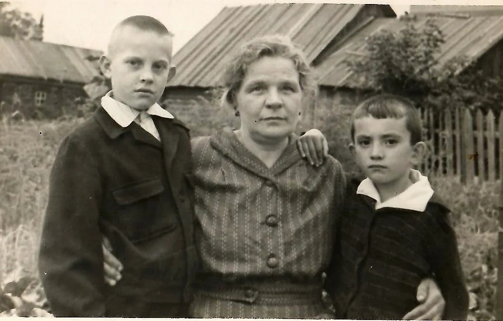 Бабушка Домаша с внуками Славой (сын Жени) и Олегом 9мой отец)