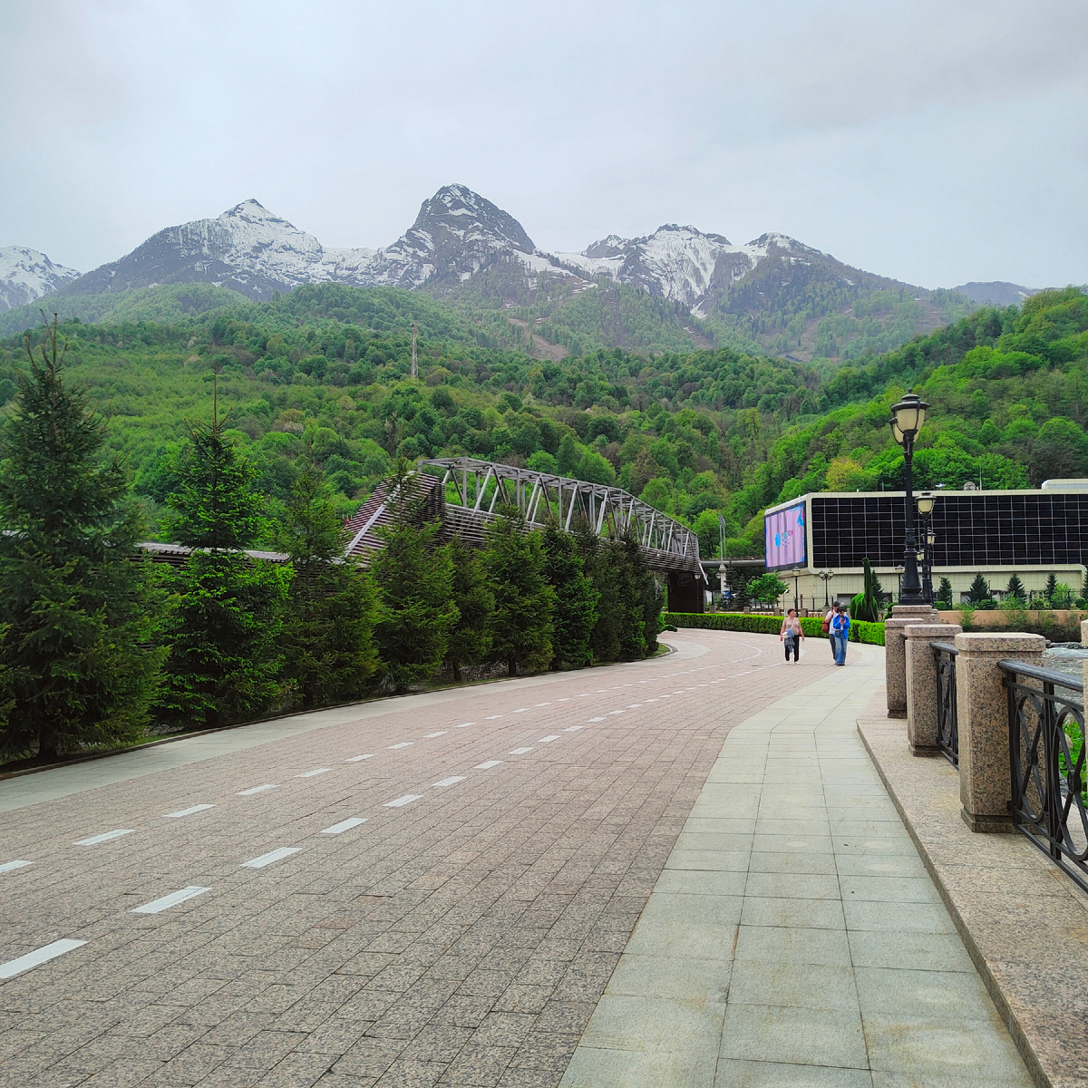 Сочи. Красная поляна. Роза Хутор. Набережная. Фото сделано автором канала 