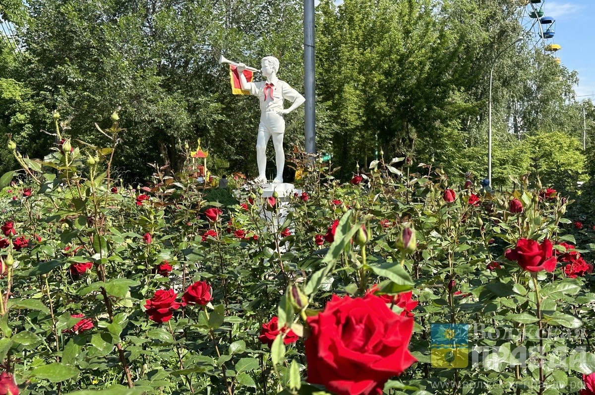 Скульптура пионера в парке